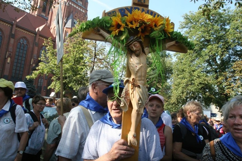 Cztery tysiące pielgrzymów z Rybnika jest już w drodze na Jasną Górę [ZDJĘCIA]