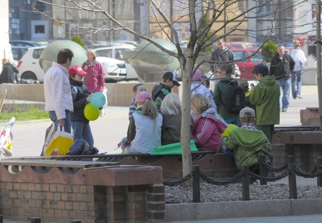 Część uczniów ma już wolne, większość zacznie majówkę od środy.