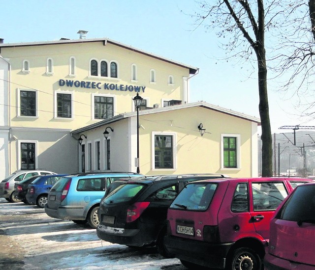 Dworzec w Krzeszowicach jest po remoncie, torowisko wciąż czeka