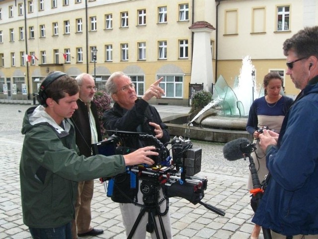 Od lewej: operator Jeff Koloda, reżyser Joseph Rosando i dzwiękowiec Scott Anderson podczas pracy nad filmem w żarskim Rynku.