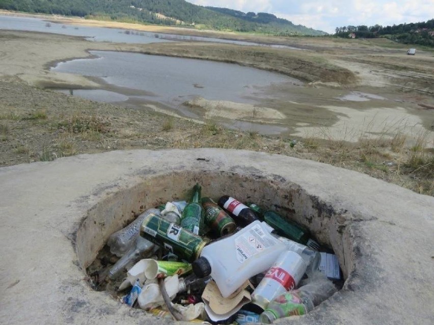 Śmieci nad Jeziorem Mucharskim. Można znaleźć tu wszystko -...