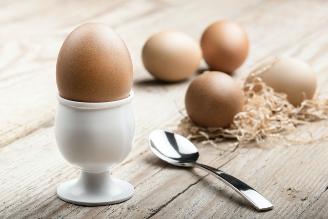 Jajko na miękko to takie, które gotowane jest do momentu ścięcia białka, lecz na tyle krótko, aby żółtko pozostało w postaci płynnej. W przeciwieństwie do jaj na twardo, które gotowane są aż do całkowitego ścięcia żółtka, jajka na miękko zachowują większość cennych właściwości odżywczych. Oto skutki włączenia ich do diety.