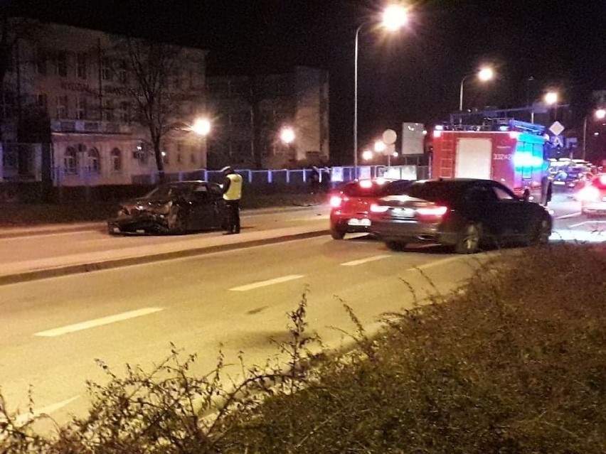 Wypadek w centrum Radomia. Wjechała na skrzyżowanie na czerwonym świetle [zdjęcia czytelnika]