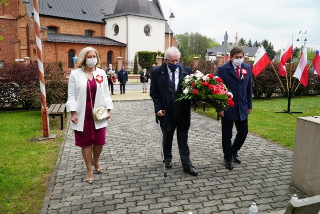 Władze powiatu reprezentowali podczas uroczystości od lewej: Edyta Sulima - sekretarz powiatu, Stefan Bernaciak - starosta zwoleński i Waldemar Urbański - wicestarosta.