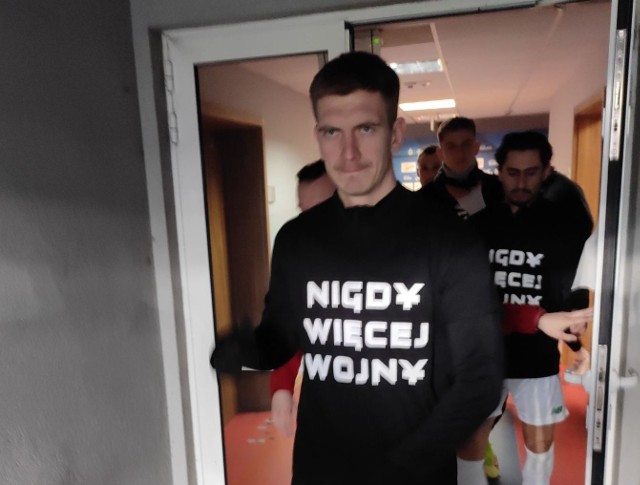 Mecz Radomiak - Lechia w Radomiu - piłkarze wyszli na boisko w koszulkach z napisem "Nigdy więcej wojny"