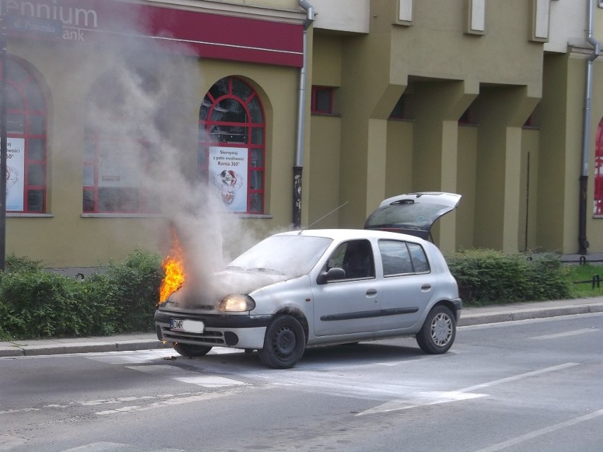 Wrocław: Auto w płomieniach na skrzyżowaniu Pomorskiej i Dubois (FILM, ZDJĘCIA)