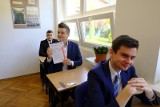 Matura 2018. Uczniowie z IV LO w Toruniu zmierzyli się z egzaminem z języka angielskiego [zobacz zdjęcia]