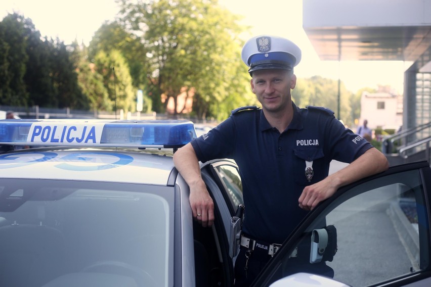 Policjant z małopolskiej drogówki KWP w Krakowie mł. asp....