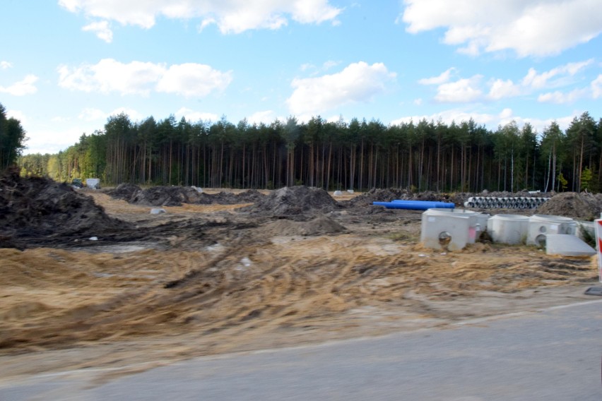 Budowa obwodnicy Starachowic idzie pełną parą. Na placu pracują ciężkie maszyny. Układane są podziemne instalacje. Zobacz zdjęcia