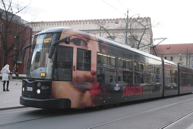 Park Kulturowy zabrania reklam na pojazdach. A tramwaje jeżdżą