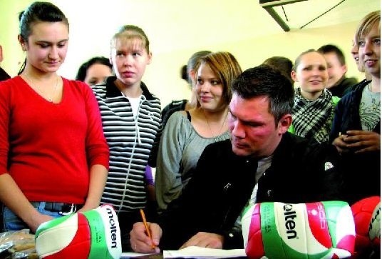 &#8211; Sprzęt sportowy na pewno nam się przyda. Ja mam zdjęcie i autograf i jestem bardzo szczęśliwa &#8211; przyznaje Karolina Zdanowicz z klasy 3 t (trzecia od lewej).