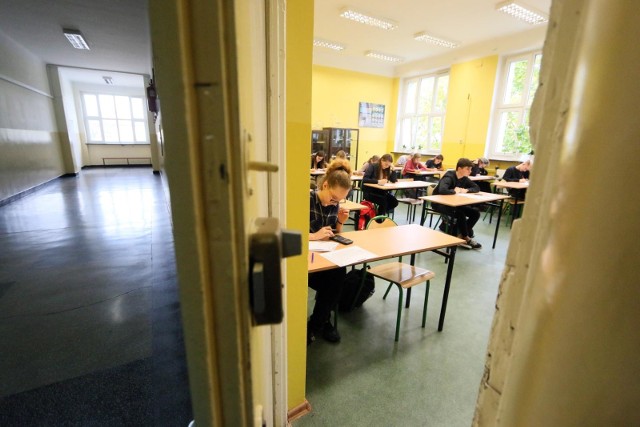 138 nauczycieli, dyrektorów, wicedyrektorów i pedagogów z wrocławskich szkół i przedszkoli dostanie dziś od prezydenta Jacka Sutryka nagrody. Każdy po 7 tysięcy złotych. Prezydent przyznał je z okazji przypadającego 14 października Dnia Edukacji Narodowej, czyli popularnego Dnia Nauczyciela. Zobacz na kolejnych slajdach pełną listę nagrodzonych - posługuj się klawiszami strzałek, myszką lub gestami.