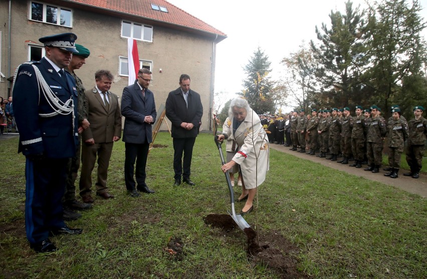 Dwa dęby pamięci ku czci zamordowanych na nieludzkiej ziemi. To jedne z 21.857 dębów