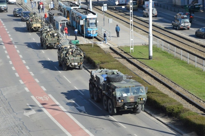 Przejazd kolumny wojsk NATO przez Wrocław