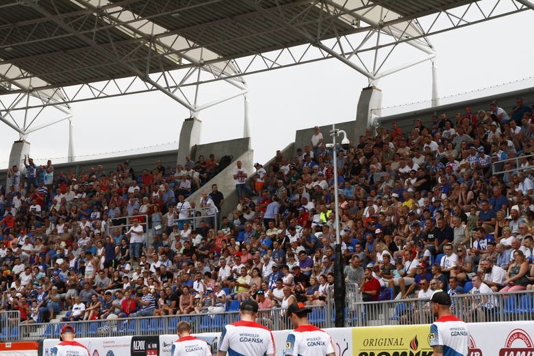 Kibice na nowym stadionie żużlowym, na którym znów nie...