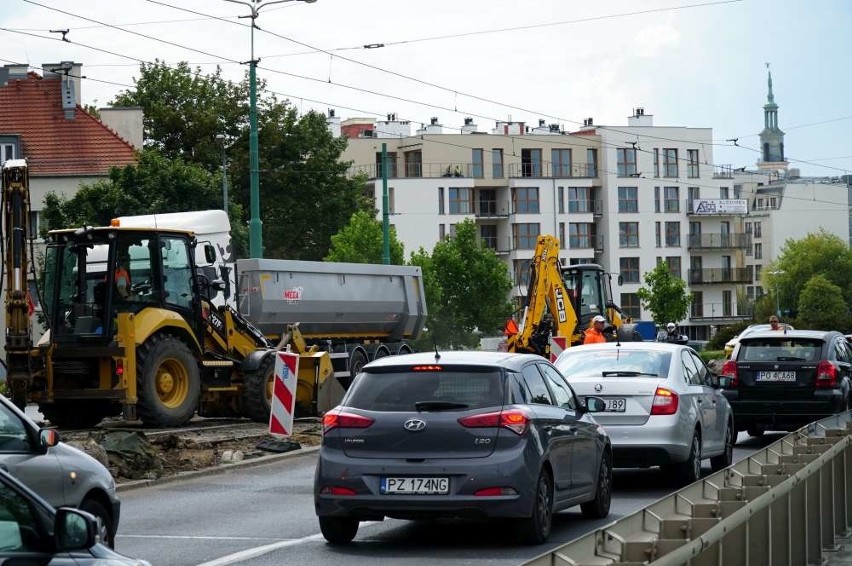 Trwa naprawa nawierzchni torowej na łuku w ciągu ciągu ulicy...