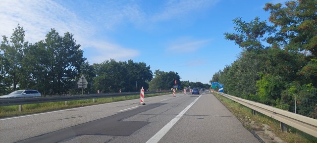 Obecnie wykonywane są przewiązki (przejazdy między jezdniami) oraz montowane separatory między pasami ruchu na jezdni A6 w stronę Gdańska i oznakowanie pionowe.