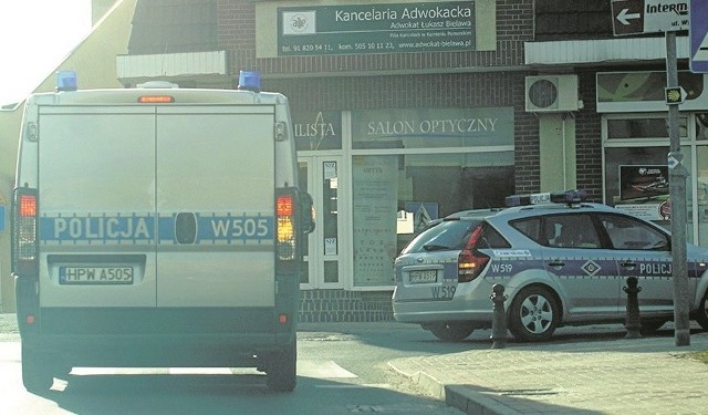 Po kilku dniach od zgłoszenia mundurowi z Komendy Powiatowej Policji w Kamieniu Pomorskim pojechali do Benic zatrzymać sprawców pobicia. Czekało tam na nich swoiste powitanie  