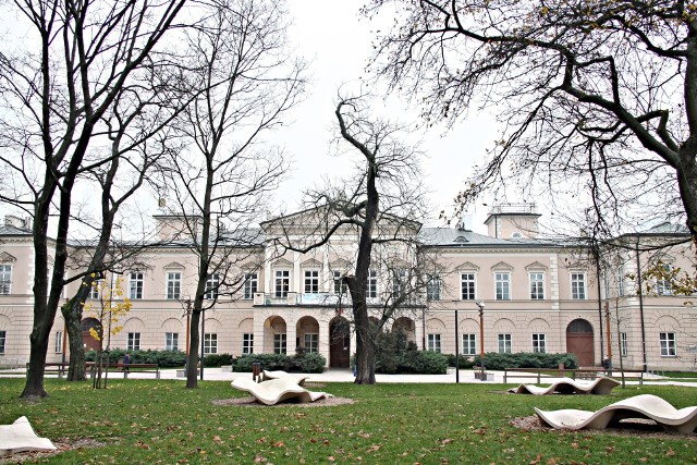 Pałac Lubomirskich przy placu Litewskim 3 ma długą i bogatą historię. Był m.in. pierwszą siedzibą rządu I. Daszyńskiego 