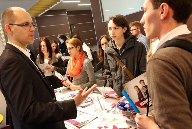 Dni Kariery to jedne z największych targów pracy, praktyk i staży dla studentów i absolwentów