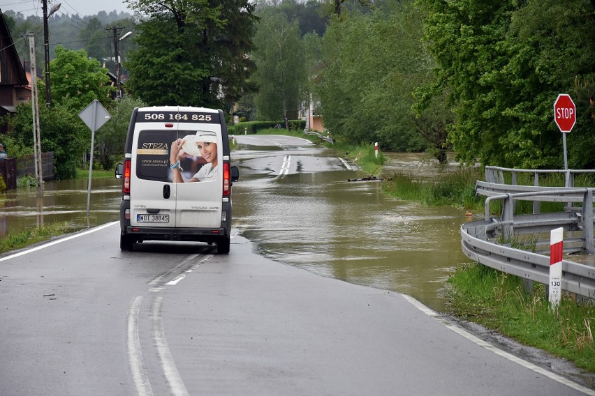 Przez kilka godzin strażacy z OSP w Binarowej, Racławicach i Rożnowicach toczyli walkę z żywiołem. Wylał potok Sitniczanka [ZDJĘCIA]