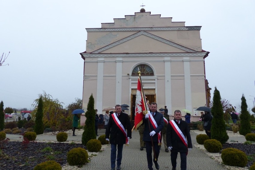 Święto Niepodległości 2019 w Krasocinie i Olesznie. Uroczystości w deszczu (ZDJĘCIA)