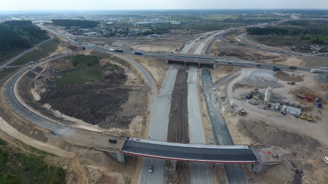 Trwa budowa trasy S5 w województwie kujawsko-pomorskim. W ostatnich dniach kwietnia drogowcy wprowadzili sporo zmian na węźle Bydgoszcz Zachód na wysokości Pawłówka. Kierowcy mogą już jeździć nowymi wiaduktami nad budowaną zachodnią obwodnicą Bydgoszczy.