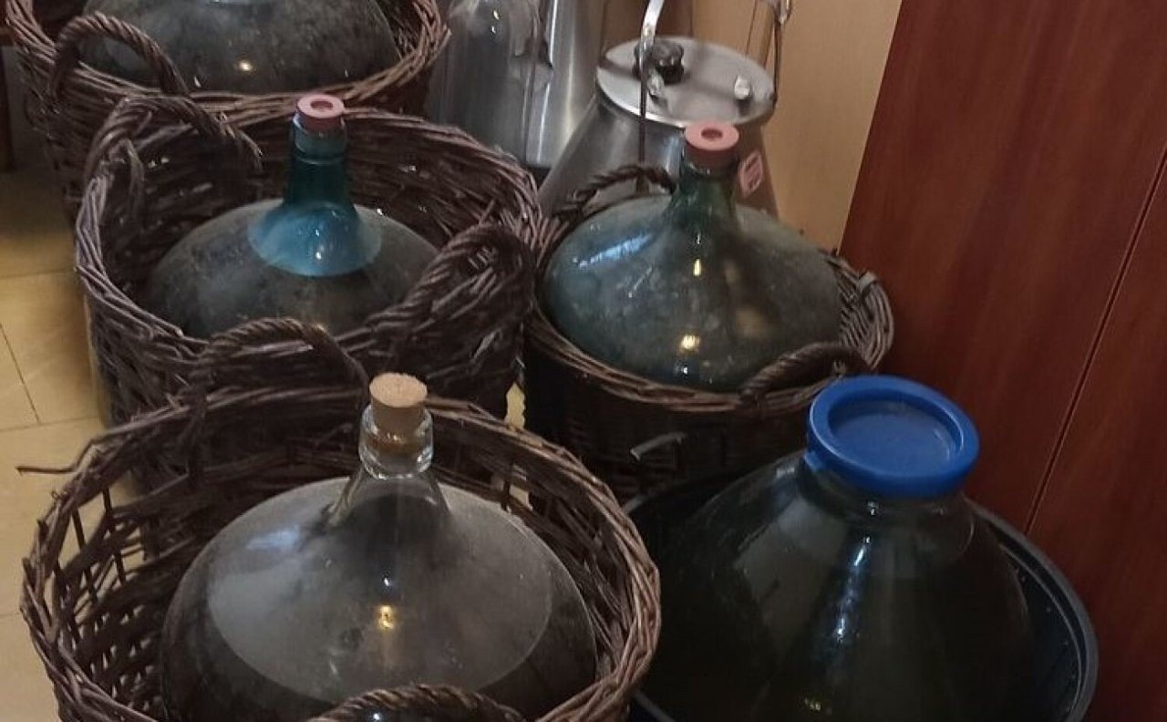 Wytworzył ponad 300 litrów nielegalnego bimbru. Mieszkaniec Leszna z