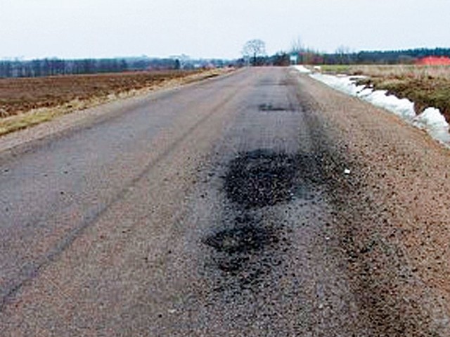 Po stopnieniu śniegu widać w jezdni liczne ubytki i oddzielające się od struktury nawierzchni kamyki. 