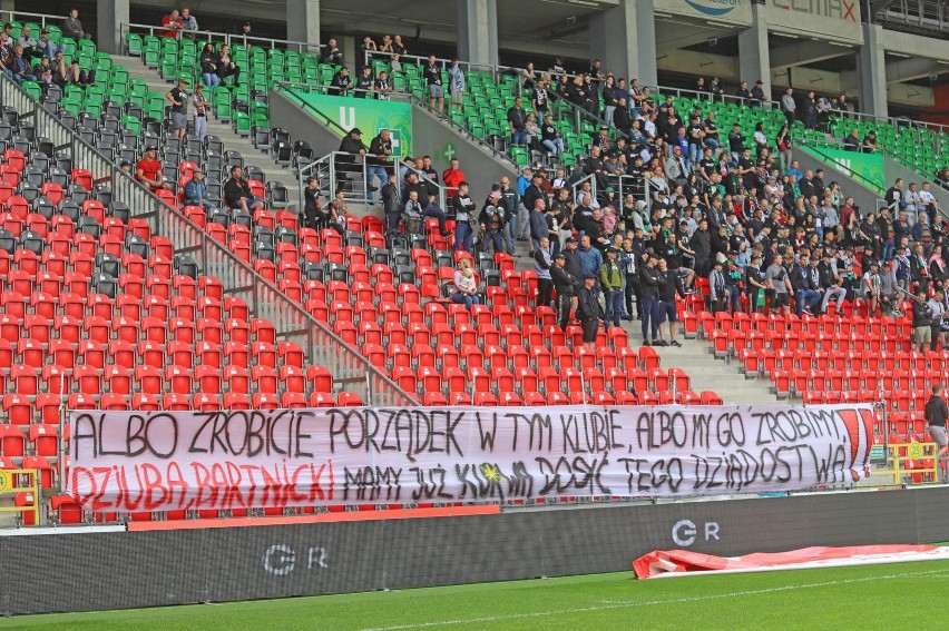 22.05.2022. Kibice GKS-u Tychy domagają się porządków w...