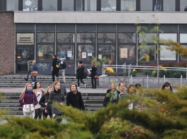 By dostać stypendium żak musi mieć średnią co najmniej 4,7, a do tego osiągnięcia naukowe. Inne kryteria obowiązują studentów pierwszego roku