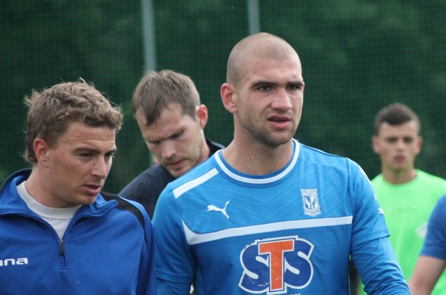 Rafał Serwaciński (z lewej) i Marcin Matysiak to dwaj nowi piłkarze jacy pojawili się na zajęciach
