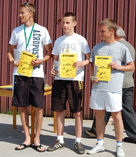 Od prawej kolejno, Marcin Kieliszek - pierwsze miejsce, Adrian Żak - drugie miejsce i Wojciech Drzymała - trzecia pozycja.