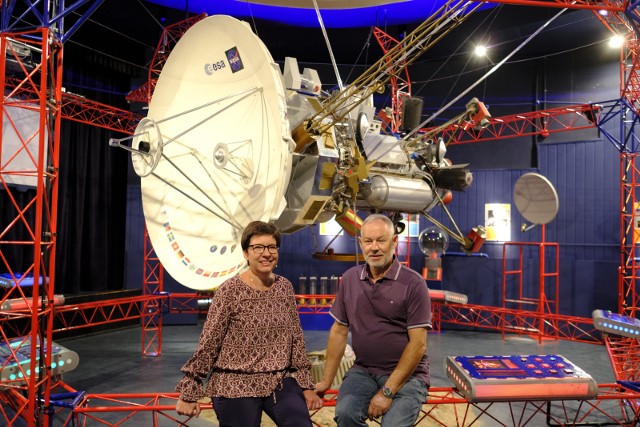 W toruńskim Planetarium stale dzieje się coś nowego. Na zdjęciu z 2017 roku dyrektor placówki Anna Broniewicz oraz Bogdan Pater twórca repliki sondy Cassini 