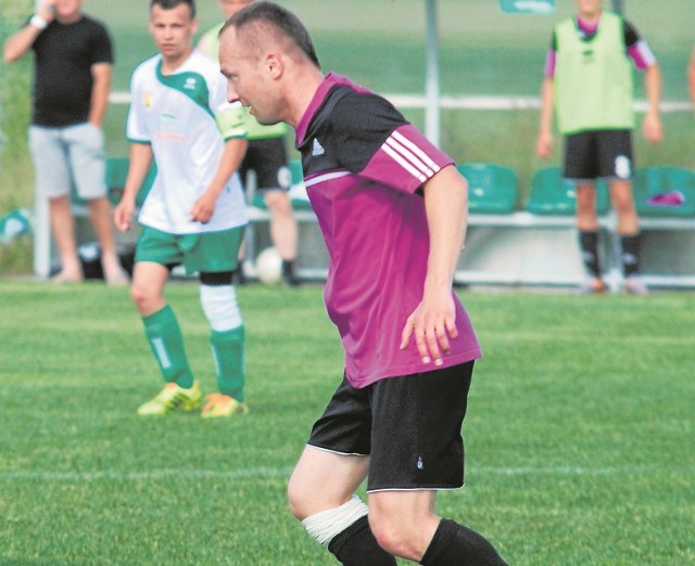 Piłkarze Zieleni są przygotowani do nowego sezonu. Na zdjęciu: Paweł Nidziński, który strzelił gola w niedzielnym sparingu.