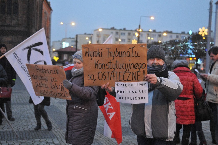 Protest KOD w Gorzowie. Jego uczestnicy dziękowali prof....