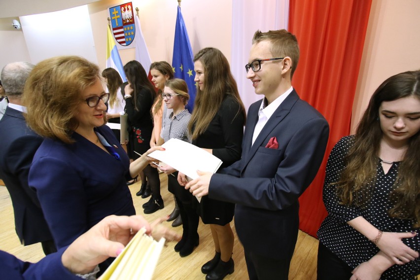 Uczniowie szkół z powiatu opatowskiego odebrali stypendia premiera. Zobacz, kto i ile dostał (ZDJĘCIA, WIDEO)