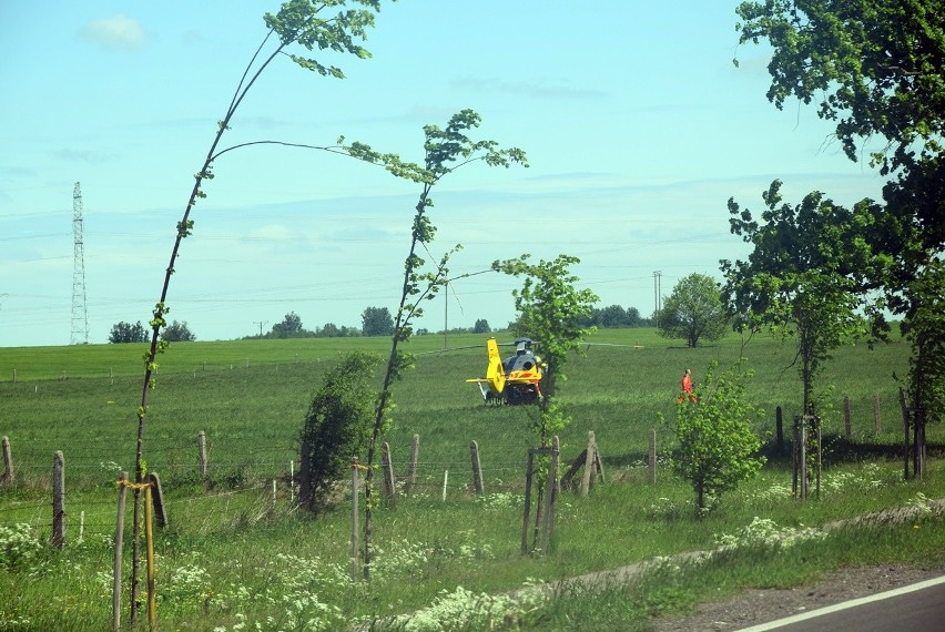 Stargard. Na ul. Gdyńskiej motocyklista z pasażerką wpadli pod TIR-a [ZDJĘCIA, WIDEO]