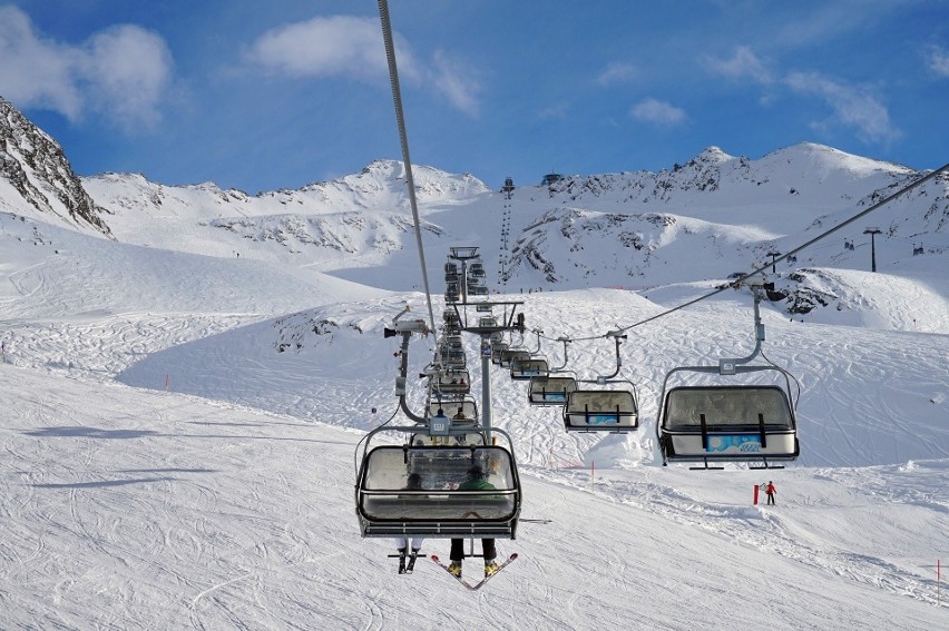 Ośrodki narciarskie w Szwajcarii pracują, ale decyzją rządu...