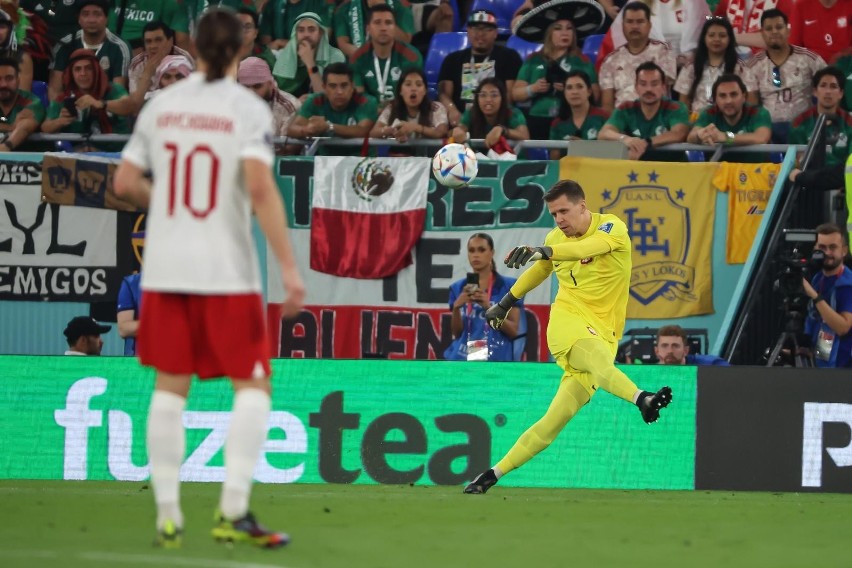 Wojciech Szczęsny (z prawej) nie puścił jeszcze żadnej...