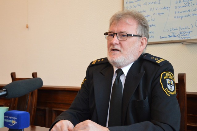 Komendant Arkadiusz Megger co miesiąc zdaje sprawozdanie z działalności strażników miejskich.