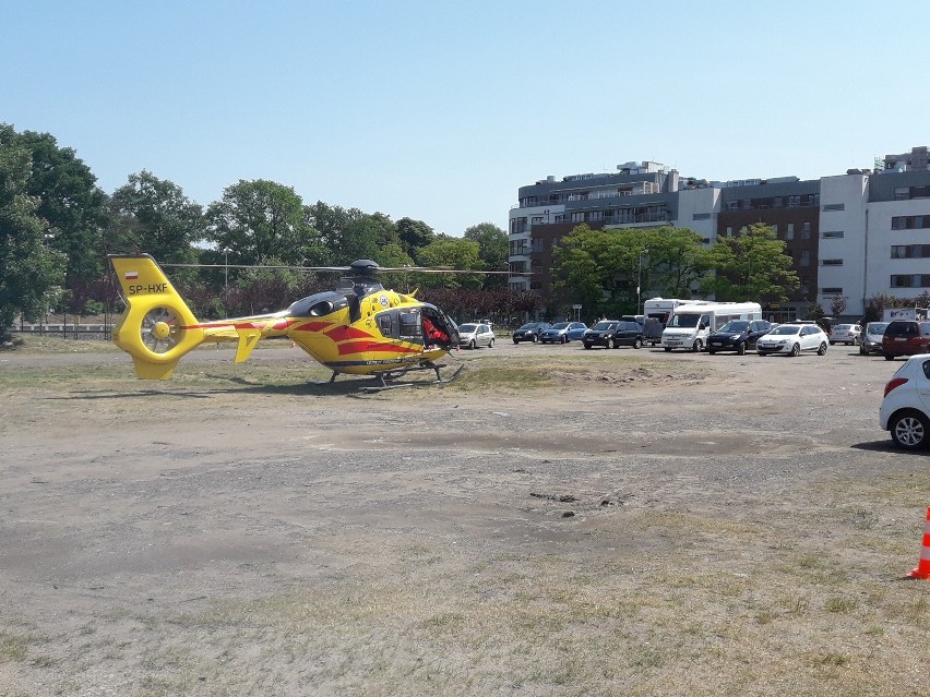 Świnoujście: Śmigłowiec wylądował na parkingu. Ratownicy przylecieli po dwutygodniowego niemowlaka