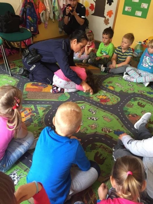 Dzieciaki w Pocierzynie poznały swoich dzielnicowych - wiedzą, jak się zachowac w sytuacji zagrożenia
