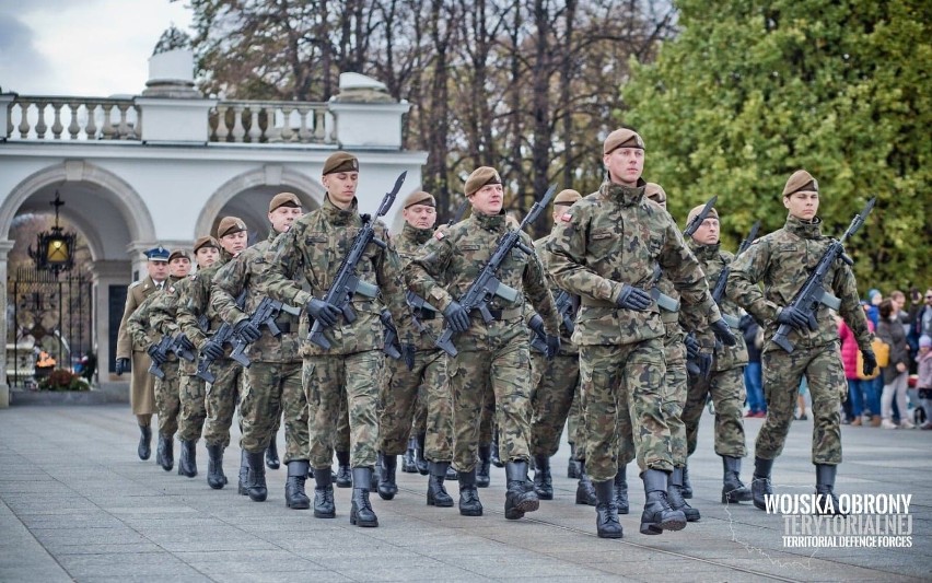 Reprezentacja 62. Batalionu Lekkiej Piechoty w Radomiu na warcie przed Grobem Nieznanego Żołnierza w Warszawie