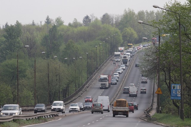 Na estakadzie przy DK94 w Sosnowcu trwa remont. Od środy zamknięta zostanie jezdnia w stronę Katowic, a kierowcy będą musieli zjechać na drugą stronę. Zobacz kolejne zdjęcia. Przesuń zdjęcia w prawo - wciśnij strzałkę lub przycisk NASTĘPNE