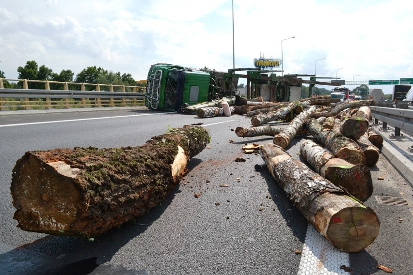 Wypadek tira na S52. Droga z Cieszyna na Bielsko-Białą zablokowana [ZDJĘCIA]