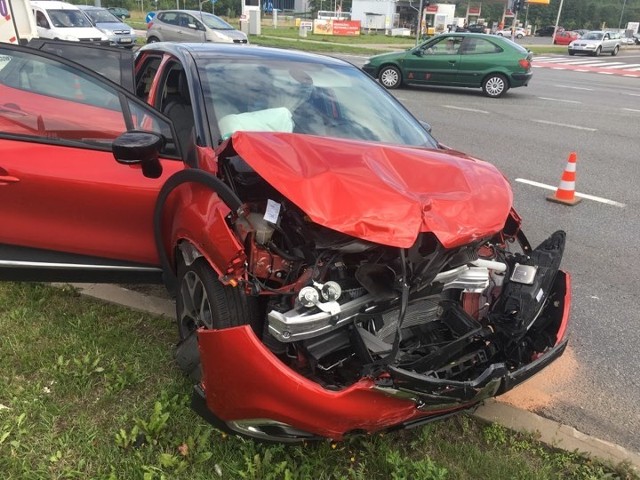 Na ulicy Gdańskiej doszło do wypadku. Na miejsce została wezwana straż pożarna i policja. Jednej osobie trzeba było udzielić pomocy medycznej. Policjanci są na miejscu zdarzenia i wyjaśniają jego okoliczności. Zobacz także: Koszalin/Sianów: Wypadek na krajowej "6" koło Sianowa. Sześć samochodów rozbitych