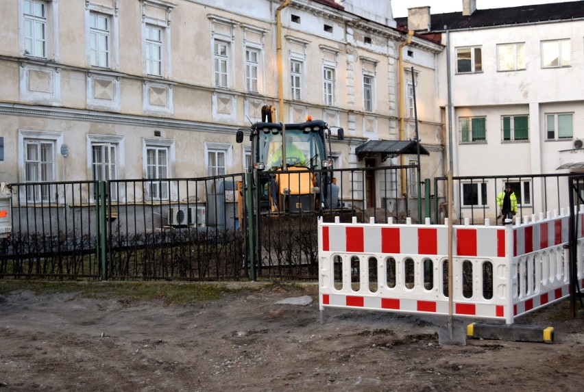 Operacja wyburzania na ul. Staszica. Za dwa lata staną nowe budynki szpitalne. Zobacz zdjęcia