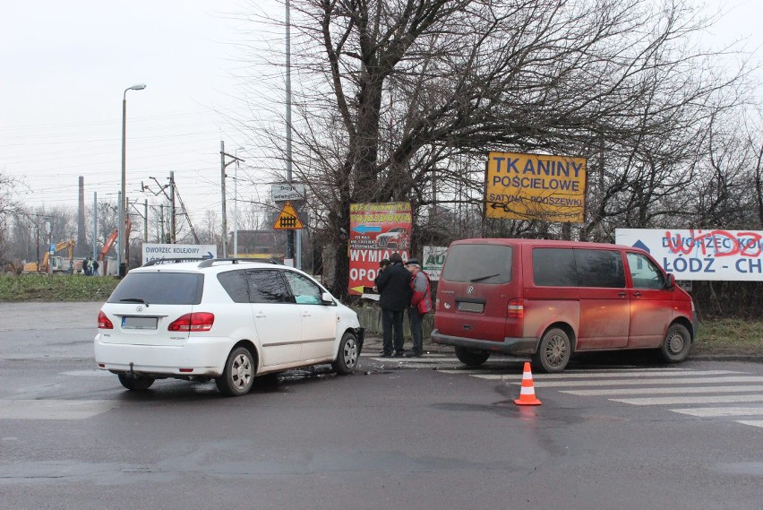 Wypadek na Śląskiej. Nie zastosował się do znaku "stop". Jedna osoba ranna [ZDJĘCIA]