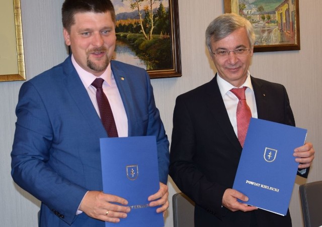 Starosta kielecki Michał Godowski (z lewej) i starosta powiatu Vogtland Rolf Keil w poniedziałek podpisali umowę o współpracy.